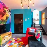 Vibrant Funkily Decorated 2 Bedroom 4 Beds Central Location